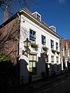 Huis met gepleisterde lijstgevel