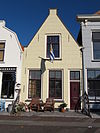 Huis met gepleisterde tuitgevel