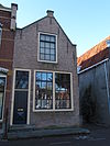 Huis met geverfde tuitgevel