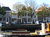 Twee huizen gecombineerd onder een eenvoudige lijstgevel