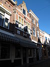 Huis met tuitgevel gedateerd