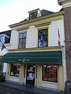 Huis met gepleisterde lijstgevel