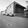 Overzicht voorgevel en rechter zijgevel, houten loods - Zierikzee - 20352254 - RCE -  Voormalige Zierikzeesche Houthandel: Overzicht voorgevel en rechter zijgevel, houten loods (opmerking: Gefotografeerd voor Monumenten In Nederland Zeeland, bladzijde 288) 