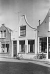 Huis met gepleisterde klokgevel