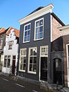 Huis met gepleisterde lijstgevel