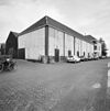 Overzicht voorgevel en linker zijgevel, houten loods met verticaal latwerk - Zierikzee - 20352253 - RCE -  Voormalige Zierikzeesche Houthandel: Overzicht voorgevel en linker zijgevel, houten loods met verticaal latwerk (opmerking: Gefotografeerd voor Monumenten In Nederland Zeeland) 