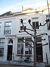 Huis met gepleisterde lijstgevel