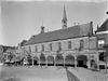 Zijgevel van de kerk met galerij; de galerij is tevens markthal, oorspronkelijk beurs - Zierikzee - 20222643 - RCE -  Gasthuiskerk: Zijgevel van de kerk met galerij; de galerij is tevens markthal, oorspronkelijk beurs (opmerking: In: Buiten ; 11(1917), nr. 20, p. 233) 