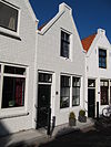 Huis met gepleisterde tuitgevel