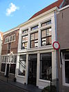 Huis met gepleisterde lijstgevel