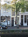 Huis met gepleisterde lijstgevel
