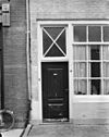 Huis met geverfde ingezwenkte halsgevel