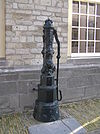 Zierikzee Meelstraat Pomp -  Zierikzee, pomp in de Meelstraat ter hoogte van nr. 10. 