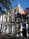 Huis met herstelde hardstenen lijstgevel
