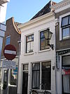 Huis met gepleisterde lijstgevel