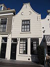 Huis met gepleisterde klokgevel