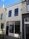 Huis met geverfde lijstgevel