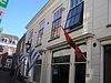 Breed pand met gepleisterde lijstgevel