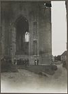 Een groep mensen staat aan de voet van de toren - Zierikzee - 20321934 - RCE -  Sint Lievensmonstertoren: Een groep mensen staat aan de voet van de toren 