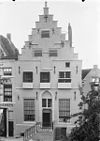 Overzicht voorgevel met trapgevel en bordes - Zierikzee - 20222489 - RCE -  Gevangenis De Steen Of Gravensteen: Overzicht voorgevel met trapgevel en bordes (opmerking: In: Buiten ; 11(1917), nr. 19, p. 222) 