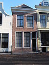 Huis met gepleisterde lijstgevel