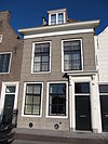 Huis met gepleisterde lijstgevel