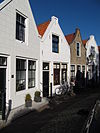 Huis met gepleisterde tuitgevel