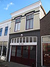 Huis met gepleisterde lijstgevel