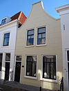 Huis met gepleisterde klokgevel