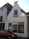 Huis met geverfde klokgevel
