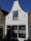 Huis met geverfde klokgevel