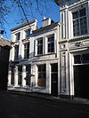 Huis met gepleisterde lijstgevel