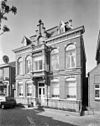 Overzicht voorgevel herenhuis - IJzendijke - 20352887 - RCE -  Herenhuis: Overzicht voorgevel herenhuis (opmerking: Gefotografeerd voor Monumenten In Nederland Zeeland, bladzijde 139) 