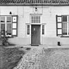 Voordeur met daarboven inscriptie - Sint Anna ter Muiden - 20022968 - RCE -  Maneschijnhoeve: voordeur met daarboven inscriptie 