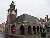 Sluis Groote Markt 15 Brandweerkazerne.JPG -  Hoekpand waarin een open galerij van 5 arcaden aan de Marktzijde van oud metselwerk. Geprofileerde impostlijsten en sluitstenen van hardsteen. Vernieuwd omlopend schilddak 