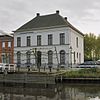 Overzicht voorgevel, gezien vanaf de overkant van het water - Sas van Gent - 20345040 - RCE -  Overzicht voorgevel, gezien vanaf de overkant van het water 