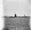 Overzicht molen met dorp op de achtergrond - Aagtekerke - 20003115 - RCE -  Zeskante Molen: Overzicht molen met dorp op de achtergrond 