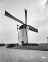 Ronde stenen grondzeiler met zeilen op de wieken van voren gefotografeerd - Biggekerke - 20352685 - RCE -  Brassers Molen: Ronde stenen grondzeiler met zeilen op de wieken van voren gefotografeerd (opmerking: Gefotografeerd voor Monumenten In Nederland Zeeland, bladzijde 78) 