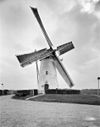 Ronde stenen grondzeiler met zeilen op de wieken van voren gefotografeerd - Biggekerke - 20352684 - RCE -  Brassers Molen: Ronde stenen grondzeiler met zeilen op de wieken van voren gefotografeerd (opmerking: Gefotografeerd voor Monumenten In Nederland Zeeland) 