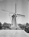 Ronde stenen grondzeiler op een molenberg van voren gefotografeerd - Domburg - 20352662 - RCE -  Weltevreden/ Weltevreden: Ronde stenen grondzeiler op een molenberg van voren gefotografeerd (opmerking: Gefotografeerd voor Monumenten In Nederland Zeeland) 