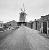 Zware ronde stenen stellingmolen van opzij gefotografeerd met schuren - Gapinge - 20352647 - RCE -  De Graanhalm/ De Graanhalm: Zware ronde stenen stellingmolen van opzij gefotografeerd met schuren (opmerking: Gefotografeerd voor Monumenten In Nederland Zeeland) 