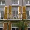 Gedeelte voorgevel, balkon met smeedijzeren hek - Koudekerke - 20332496 - RCE -  Huis Moesbosch: Gedeelte voorgevel, balkon met smeedijzeren hek 