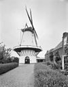 Ronde stenen grondzeiler van opzij gefotografeerd - Koudekerke - 20352680 - RCE -  De Lelie: Ronde stenen grondzeiler van opzij gefotografeerd (opmerking: Gefotografeerd voor Monumenten In Nederland Zeeland) 