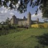 Overzicht linkervoorzijde van het kasteel, vanafde overzijde van de omgrachting