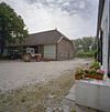 Overzicht boerderij met tractoren ervoor - Oostkapelle - 20343077 - RCE -  Buitenplaats Zeeduin: Overzicht boerderij met tractoren ervoor 