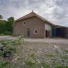 Overzicht boerderij met lichtgroene versierde daklijsten