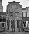 Huis met lichtgevel, aan de hoeken ingezwenkt