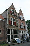 Veere - Markt 2 De Kolve -  De Kolve - Markt 2 dateert in zijn huidige vorm van omstreeks 1580. In de 19de eeuw was er een bakkerij gevestigd. Na 1850 werd het pand samengevoegd met de naastgelegen huizen, waarbij het dienst deed als pakhuis. In 1908 werd het huis weer van de buurpanden gescheiden. 