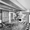 Interieur, keuken onder opkamer aan achterzijde - Veere - 20335964 - RCE -  Moriaenshooft, Het: Interieur, keuken onder opkamer aan achterzijde (opmerking: Gefotografeerd voor Huizen in Nederland, Hendrick de Keyser) 