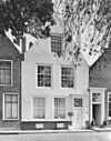 Huis met gepleisterde puntgevel